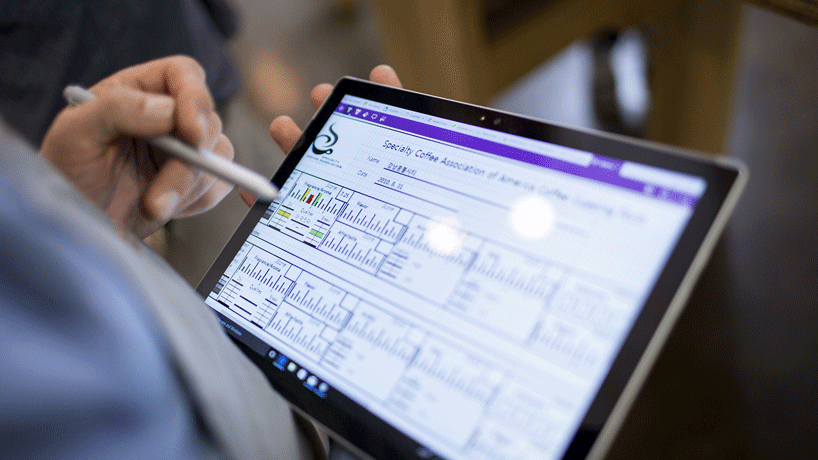 Dispositivo táctil con una persona que usa un lápiz para acceder a los datos de Excel con Microsoft Graph